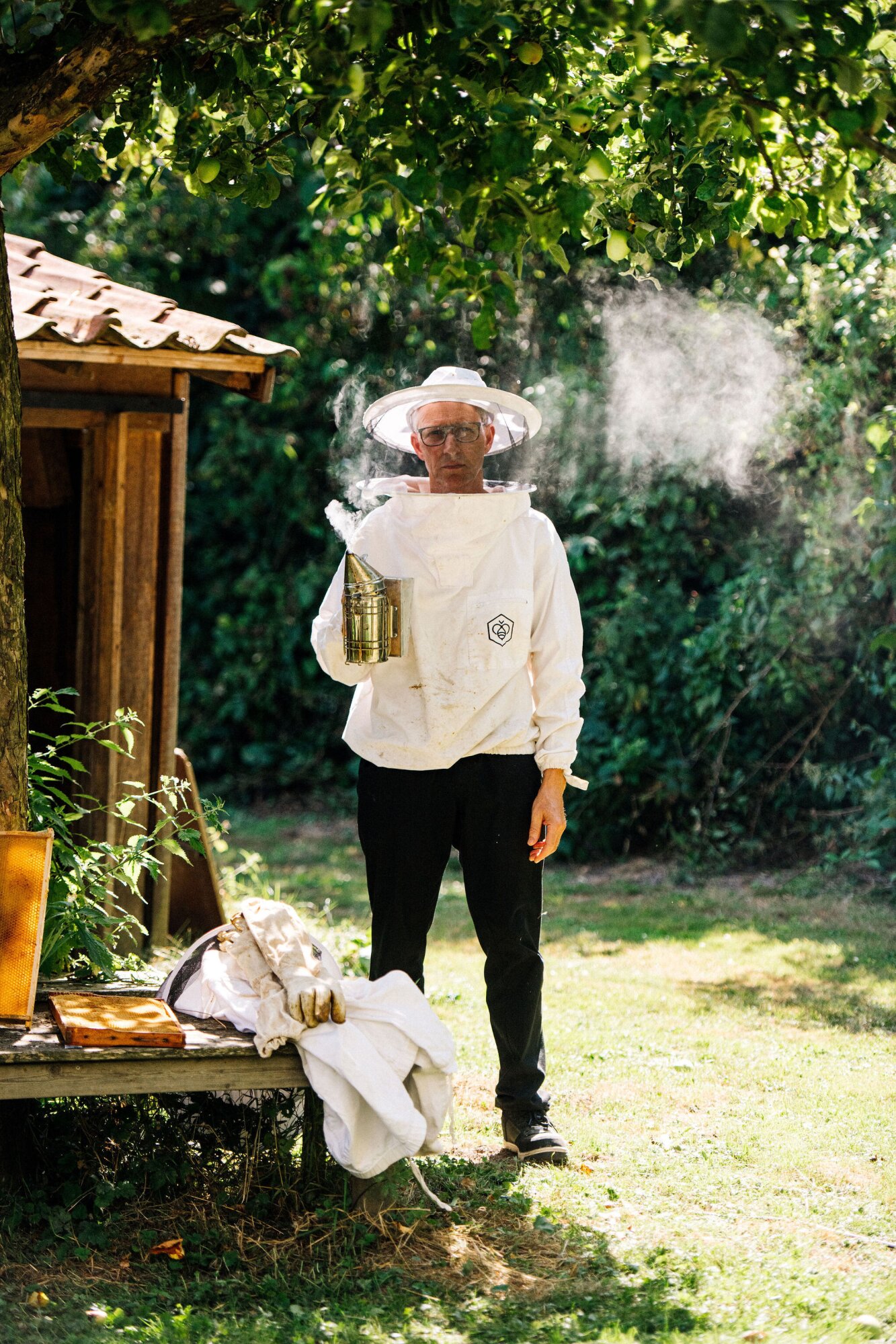 Otto Nijenhuis bij de bijenkolonie | Château St. Gerlach.