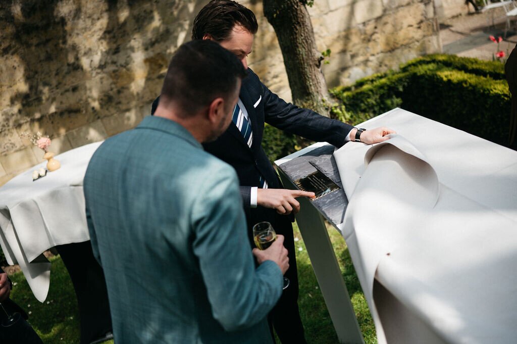 Eerste steenlegging restauratie leien daken | Château Neercanne.