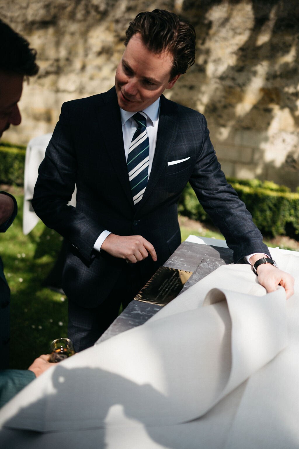 Eerste steenlegging restauratie leien daken | Château Neercanne.