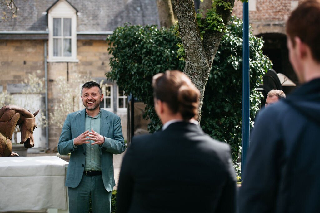Eerste steenleegging restauratie leien daken | Château Neercanne.