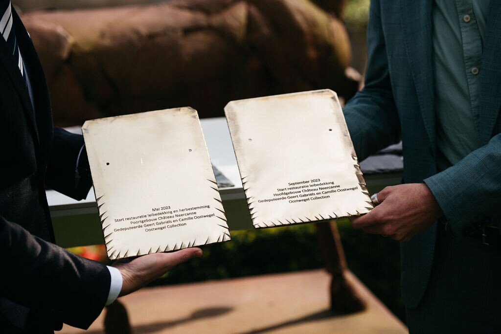 Eerste steenlegging restauratie leien daken | Château Neercanne.