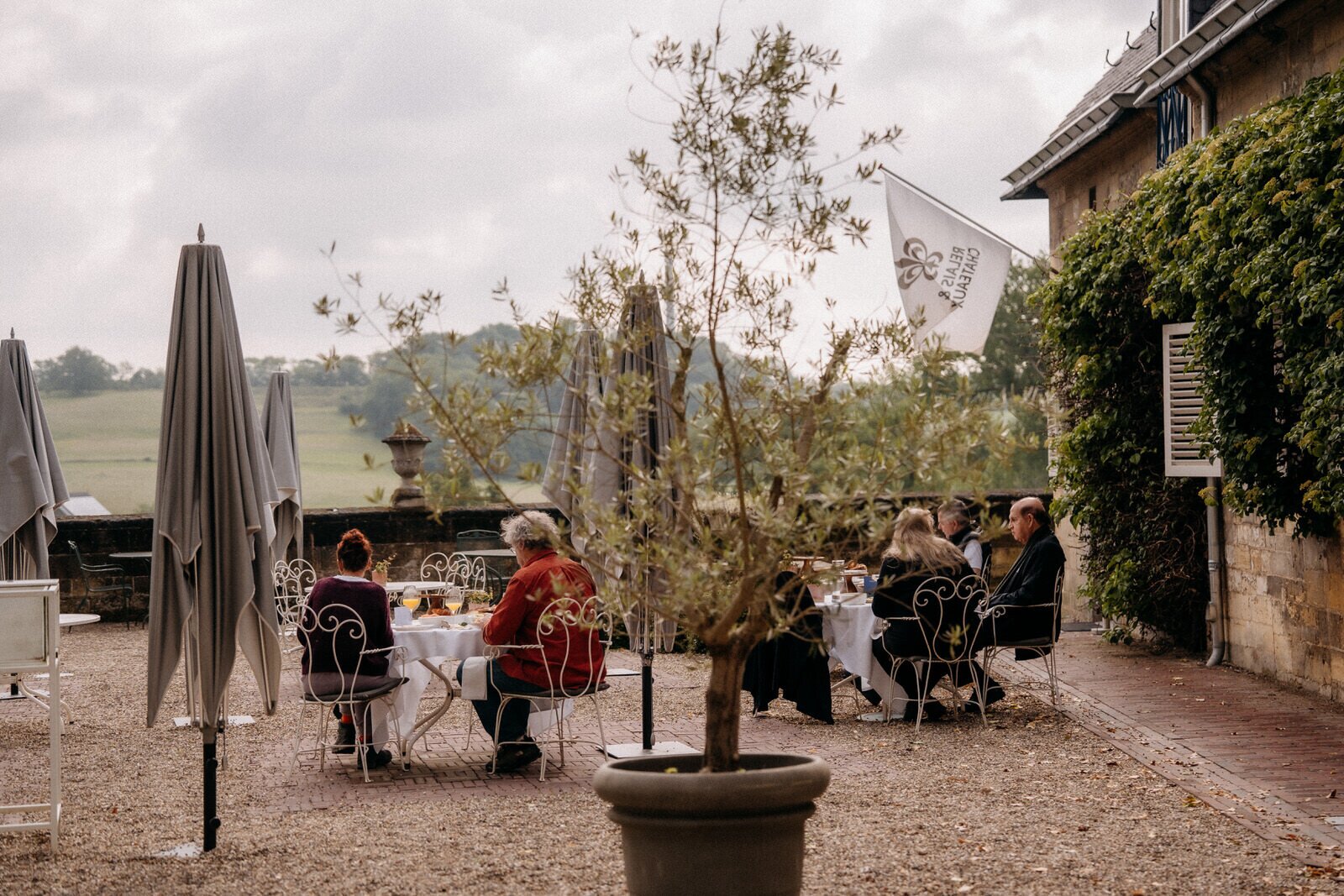 Ontbijt op het terras van L'Auberge | Château Neercanne.
