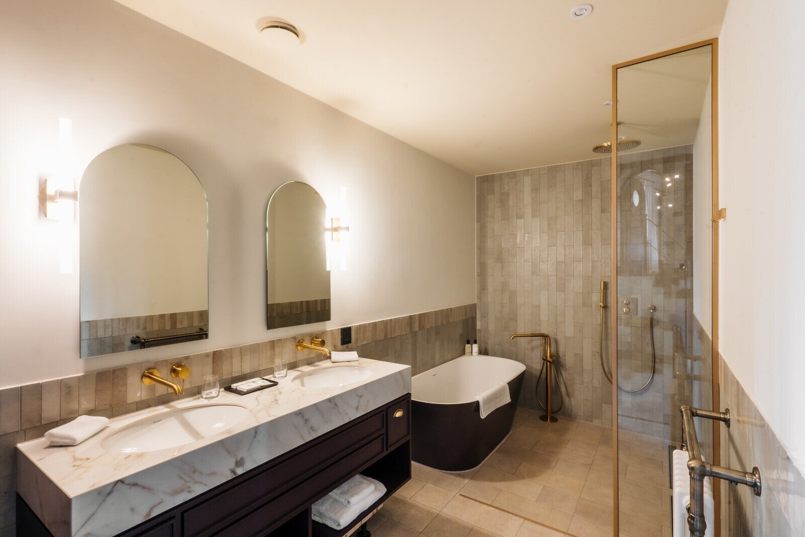 Bathroom deluxe garden suite | Château Neercanne.