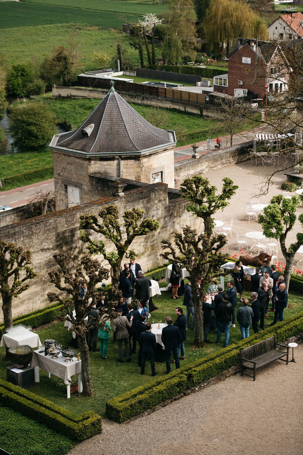 Eerste steenlegging restauratie leien daken | Château Neercanne.